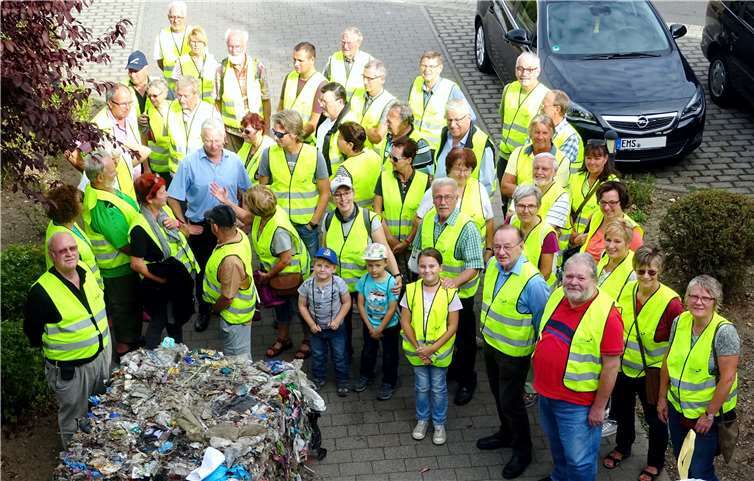 Umringt von zahlreichen interessierten Bürgerinnen und Bürger: Landrat Frank Puchtler (blaues Hemd) und der Technische Werkleiter Günter Müller (ganz links) erläuterten, wie im Abfallwirtschaftszentrum Rhein-Lahn aus Abfällen Energie gewonnen wird.Rhein-Lahn-Kreis
