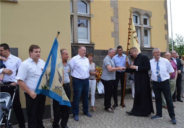 Umtrunk mit den Kirchgängern nach der Messe.