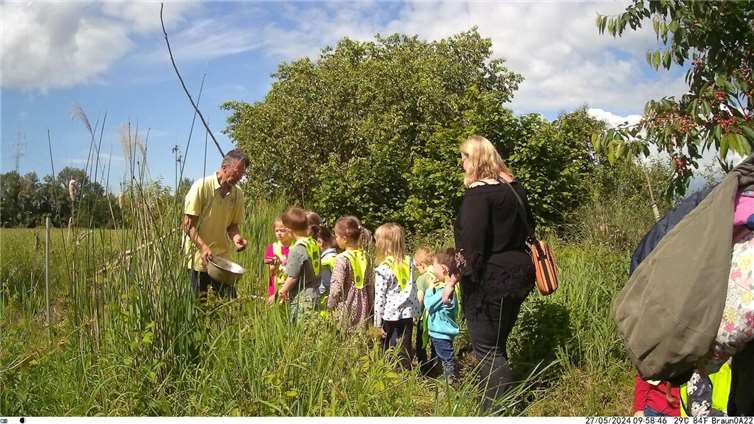 Umweltbildung wird im Naturschutzgarten Niederwerth ganz groß geschrieben; der Kindergarten Schatzinsel bei einer Führung im Garten.