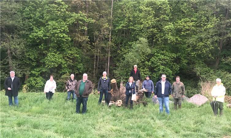 Umweltdezernent Michael Mahlert (links) und Neustadts Ortsbürgermeister Thomas Junior (4. von links) freuen sich gemeinsam mit den Bachpaten und den Mitgliedern des Naturbeirates über die geplante Maßnahme zur Verbesserung der Gewässerqualität.