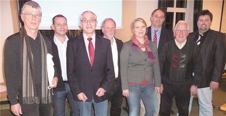 Umweltexperte Dr. Paul Bergweiler und die CDU-Vertreter Dirk Flock, Helmut Wolff, Lothar Köhn, Silke Turley sowie der erste VG-Beigeordnete André Gottschalk, Windhagens Bürgermeister Josef Rüddel und Bauamtsleiter Michael Christ.privat