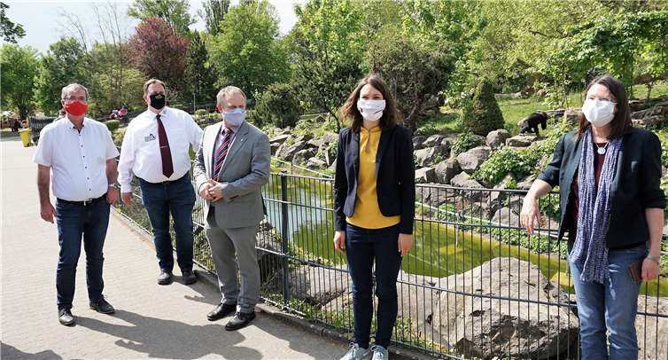 Umweltministerin Ulrike Höfken, Familienministerin Anne Spiegelsowie Land- und Bundestagsabgeordnete besuchten den Zoo Neuwied. Fotos: FF
