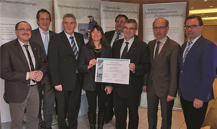 Umweltministerin Ulrike Höfken, Landrat Dr. Alexander Saftig (Kreis Mayen-Koblenz), Bürgermeister Claus Peitz (Stadt Andernach), Oberbürgermeister Wolfgang Treis (Stadt Mayen), Bürgermeister Maximillian Mumm (VG Vordereifel, Bürgermeister Klaus Bell (VG Pellenz) und Bürgermeister Georg Hollmann (VG Weißenthurm). UBU