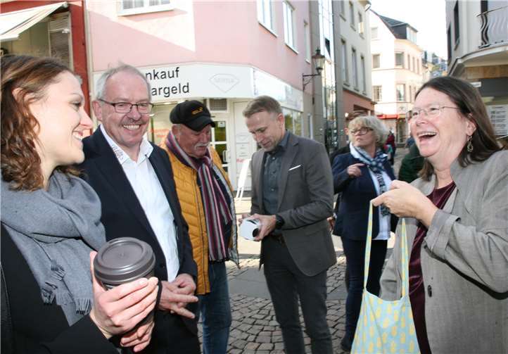 Umweltministerin Ulrike Höfken (r.) verteilt kostenlos vor der Lohner`s-Filiale an interessierte Passanten Mehrwegbecher der Initiative BecherBonus.