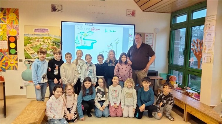 Umweltpädagoge Marc Decker mit den Kindern der Klasse 3b der GS Sankt Georg in Sankt Katharinen.  Foto: Nicole Schumacher