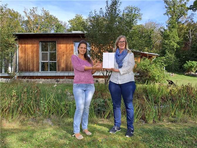 Umweltpädagogin Patricia Zirkel überreichte Sarah Aktar auf dem Gelände des AWB in Niederzissen ihren Gewinn.  Foto: Ben Schneider / AWB