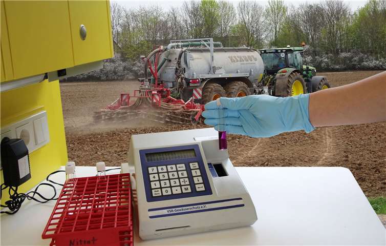 Umweltschützer untersuchen Brunnenwasserproben auf Nitrat - Überdüngung der Böden belastet das Grundwasser.