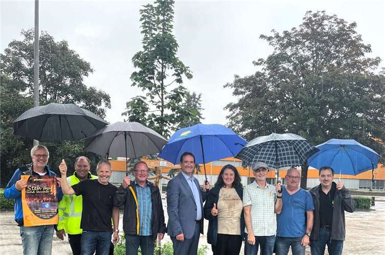 Umweltschutzgruppe setzt Zeichen mit Pflanzaktion auf Schulparkplatz. Foto: VG Weißenthurm / Katharina Demleitner