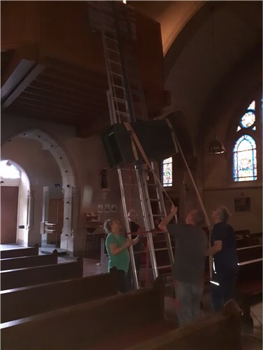 Umzug des Notenbestandes in der Pfarrkirche St. Florinus.  Foto: privat