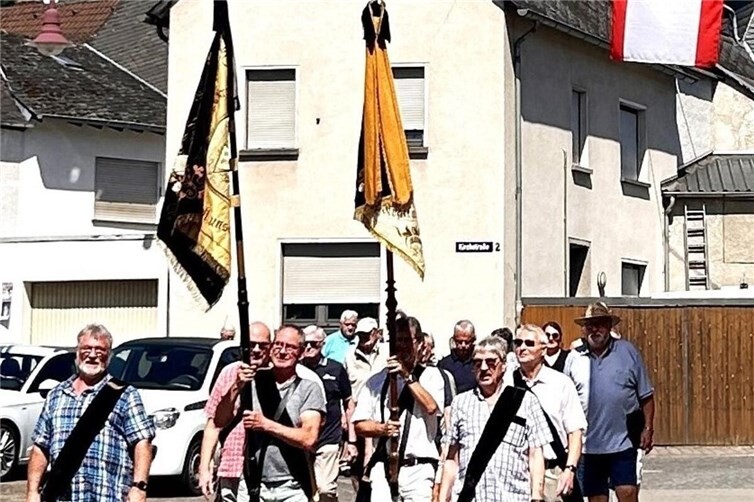 Umzug mit Fahnenabordnungen nach dem Festgottesdienst zum Saalbau „Zur Nette“  bei der Trimbser Kirmes  