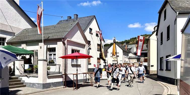 Umzug mit Fahnenabordnungen nach dem Festgottesdienst zum Saalbau „Zur Nette“ anlässlich der Kirmes 2025 in Trimbs.  Foto: privat