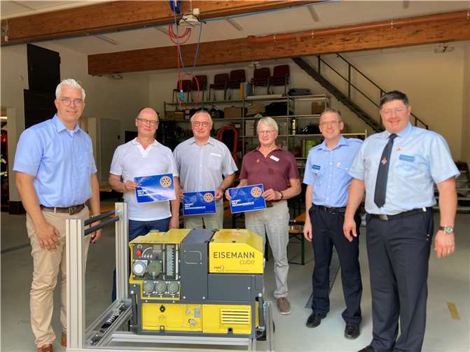 Unabhängig vom Netzstrom: In Dernau freuen sich (v.l.) der Bürgermeister der Verbandsgemeinde Altenahr, Dominik Gieler, Stephan Repges, Roland Brunner, Ulrich Guntram, stellv. Wehrführer Pierre Sebastian und Wehrführer Christian Schrading über die Geräte, die das Aktionsbündnis Rotary Help - Hochwasserhilfe gespendet hat.Foto: Freiwillige Feuerwehr Dernau