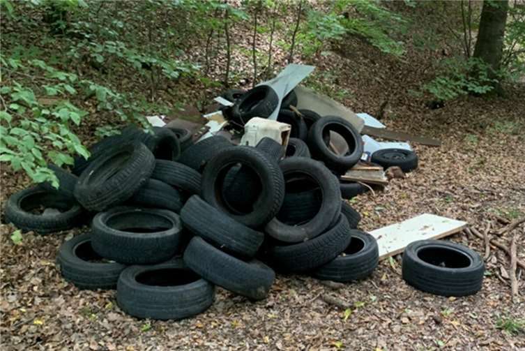 Unbekannte Täter haben ca. 30 Altreifen, Tischplatten, Holzteile und Plastikkanister illegal entsorgt.Foto: VG Bad Hönningen
