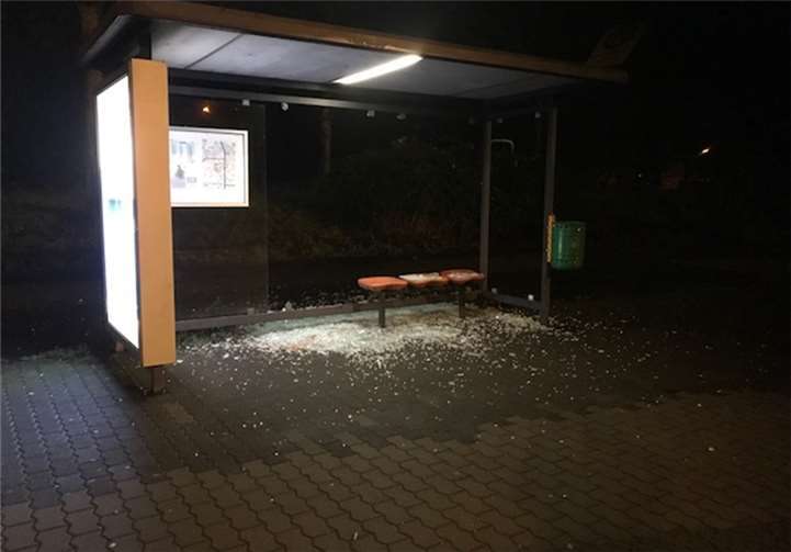 Unbekannte Täter haben das Bushäuschen „Messeplatz“ mutwillig beschädigt. Foto: Polizei