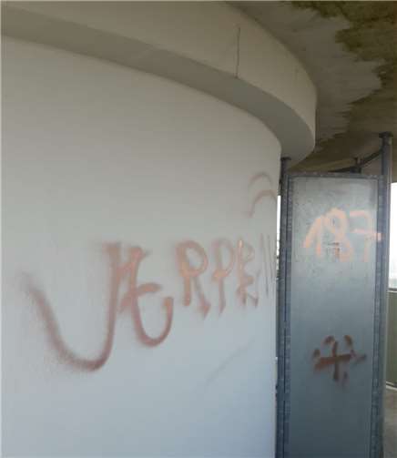 Unbekannte Täter haben den Gänsehalsturm bei Bell mit Farbe besprüht. Fotos: privat