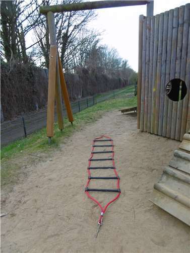 Unbekannte Täter haben die Befestigungsmutter dieser Strickleiter gelöst. Das führte zum Sturz von zwei Kindern.  Foto: Stadt Andernach