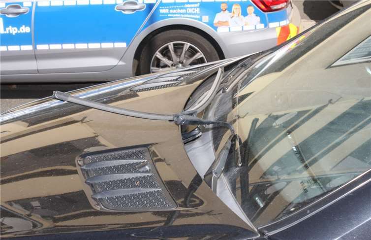 Unbekannte Täter haben die Scheibenwischerarme zweier Pkw mutwillig beschädigt. Polizei