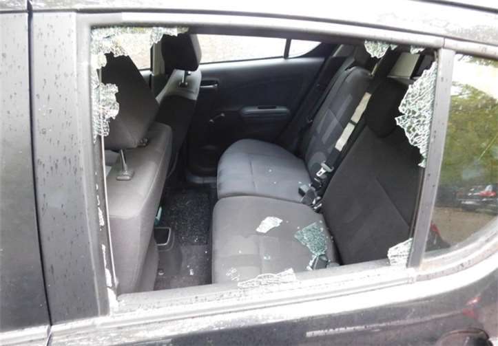 Unbekannte Täter haben die Seitenscheibe eines geparkten Autos eingeschlagen und daraus eine Handtasche gestohlen. Polizei