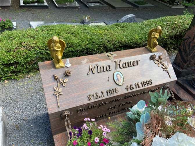 Unbekannte Täter haben eine Jesus-Statue auf dem Friedhof in Torney gestohlen.  Fotos: Polizei
