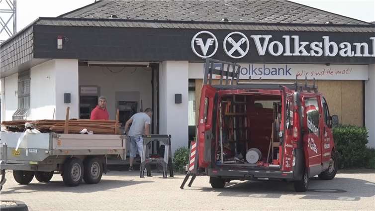 Unbekannte Täter haben einen Automaten der Volksbankfiliale in Mülheim-Kärlich gesprengt. Foto: WinklerTV