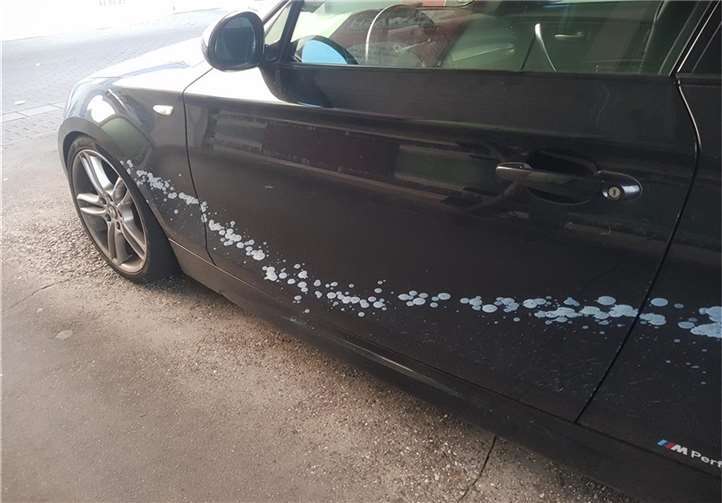 Unbekannte Täter haben einen BMW mit einer weißen Substanz beschädigt. Foto: Polizei