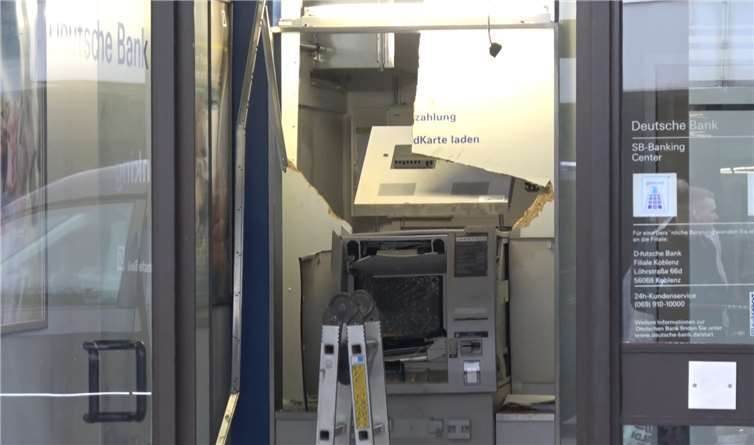 Unbekannte Täter haben einen Geldautomaten der Deutschen Bank in Montabaur gesprengt. Foto: WinklerTV