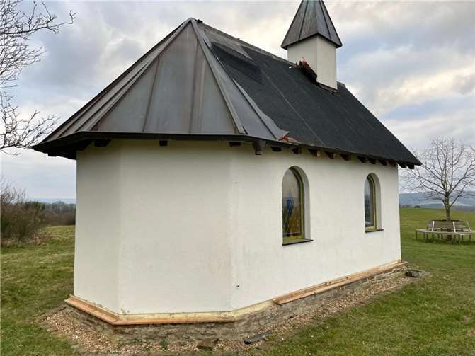Unbekannte Täter haben mehrere Teile des Dachs sowie der Außenverkleidung der Kottenborner Kapelle bei Wershofen gestohlen. Foto: Polizei