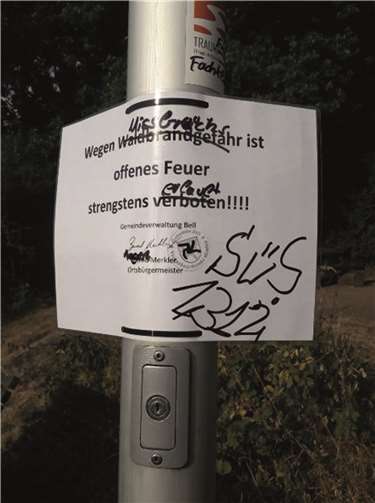 Unbekannte beschmierten an der Gänsehalshütte auch dieses Hinweisschild. Ortsgemeinde Bell