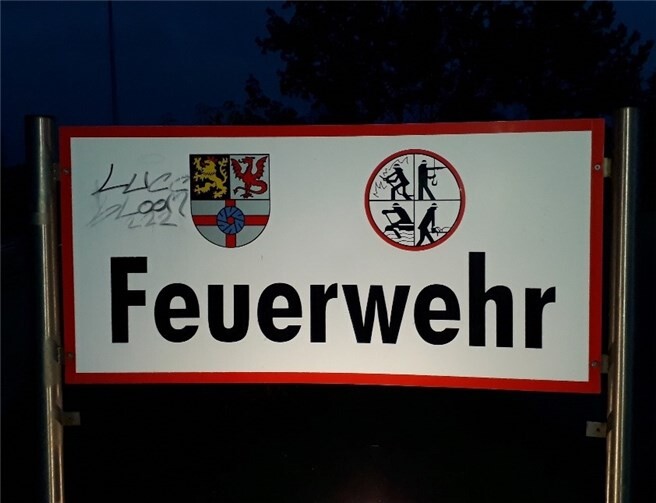 Unbekannte beschmierten das Schild der Feuerwehrwache in Mendig. Foto: privat
