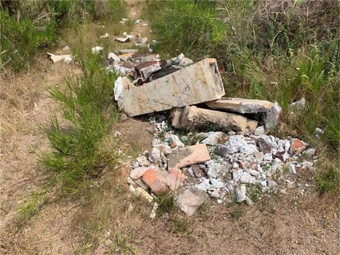 Unbekannte entsorgten ihren Müll in der Sandkaul am Dachsbusch in Wehr. Foto: Ortsgemeinde Wehr