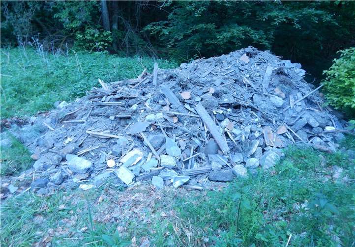 Unbekannte haben Bauschutt in der Nähe der Hohen Acht in einem Waldstück illegal abgeladen. Foto: Polizei