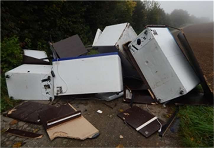 Unbekannte haben an einem Feldweg bei Ochtendung die Innenausstattung und alte Elektrogeräte eines Restaurants illegal entsorgt. Fotos: Polizei