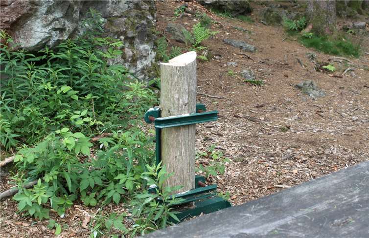 Unbekannte haben das Holzkreuz an der Unnauer Waldkirche abgesägt. Fotos: Sabine Hammann-Gonschorek
