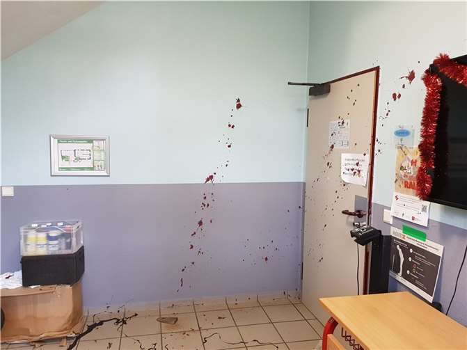 Unbekannte haben das Treppenhaus des Jugendhauses in Mayen mit Farbe verunstaltet.  Fotos: Stadt Mayen