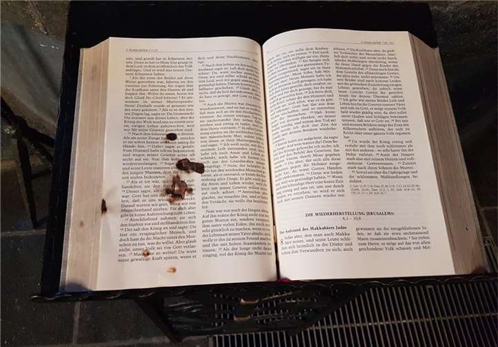 In Kirche gezündelt Unbekannte haben die Bibel auf dem Ambo angekokelt. Polizei