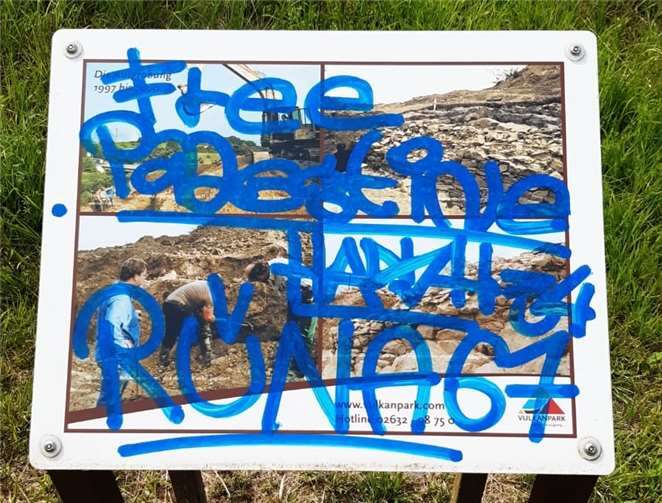 Unbekannte haben die Hinweistafel an der Römerwarte mit Graffitis beschmiert.  Fotos: Philip Hennerici/Stadt Mayen