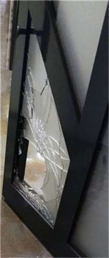 Unbekannte haben durch Steinwürfe Küchenfenster und Haustüren zertrümmert. Foto: Polizei