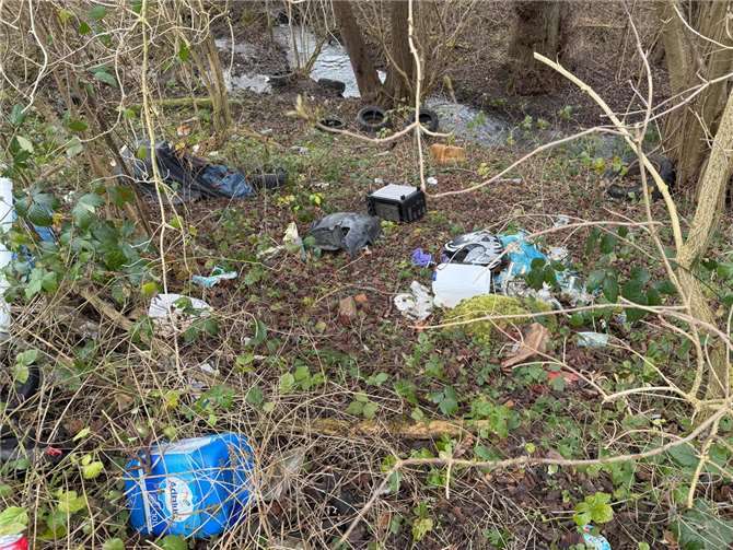Unbekannte haben illegal Müll am Harbach entsorgt.Foto: Reiner Friedsam/privat