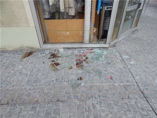 Unbekannte haben in Bad Breisig u.a. die Scheibe eines Geschäftes zerstört. Foto: Polizei