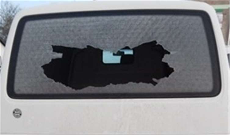 Unbekannte haben mehrere Fahrzeugscheiben eingeschlagen und daraus Pakate entwendet. Foto: Polizei