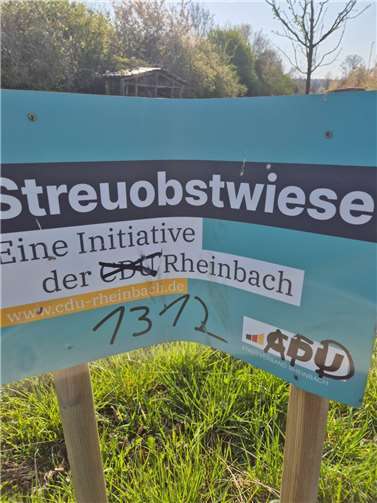 Vandalismus und Sachbeschädigung Unbekannte haben mit Schmierereien das Schild verunstaltet und mit Gewalt verbogen. Foto: privat