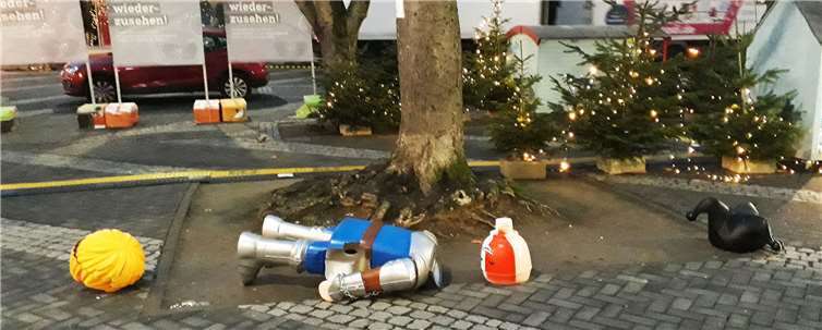 Unbekannte haben zwei große Playmobilfiguren, die den Neuwieder Knusperpfad schmückten, zerstört.Fotos: Stadt Neuwied