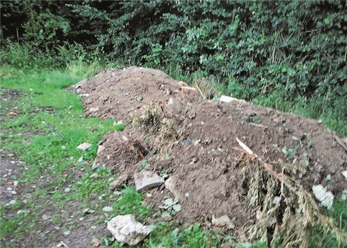 Unbekannte laden 15 Tonnen Bauschutt auf dem Wanderparkplatz ab.privat