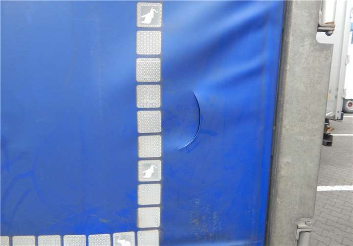 Unbekannte schlitzten die Planen der Lkws auf.