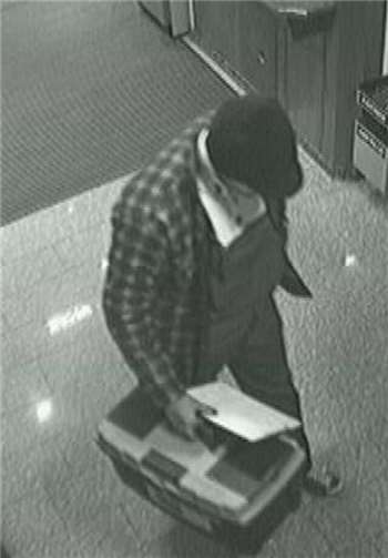 Unbekannter Bankräuber bei Tatbegehung am 24.01.2011.