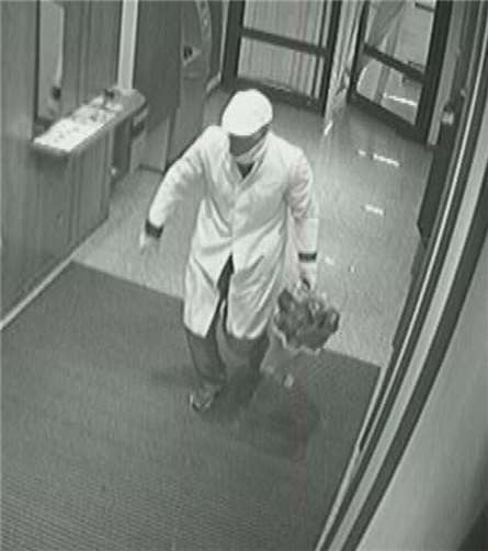 Unbekannter Bankräuber bei Tatbegehung am 9.Oktober 2009.