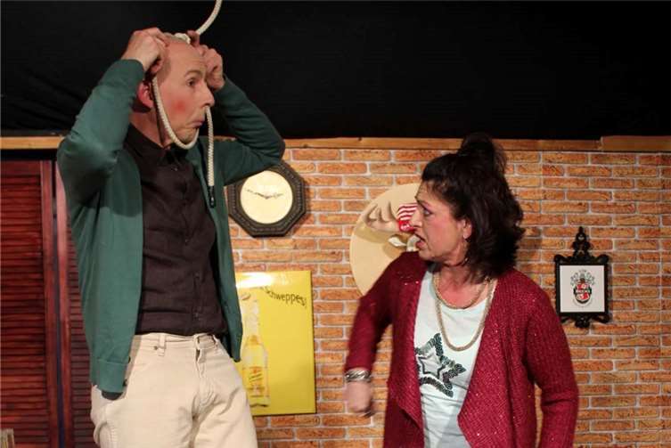 Unberührt von dem Selbstmordversuch von Klaus schwadroniert Susi von ihrem „Versasche“ Tuch.