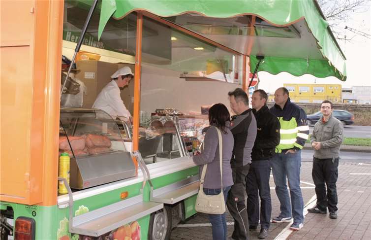 Und da hieß es bereits am ersten Tag wieder „Schlange stehen“ am neuen Standort vor dem Media-Markt.