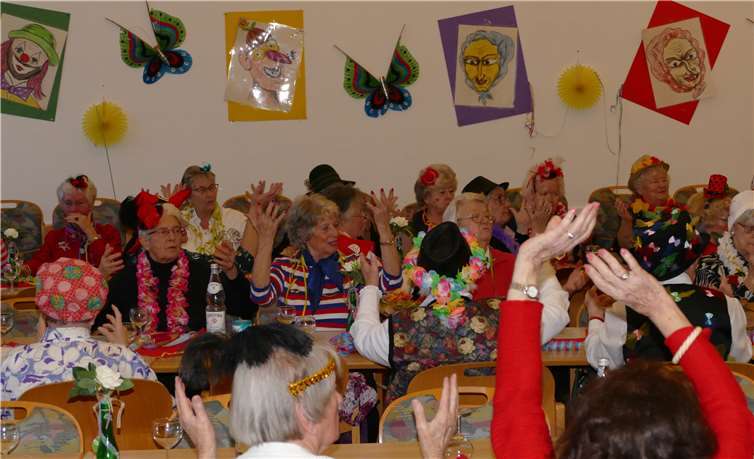 „Und dann die Hände zum Himmel, komm lasst uns fröhlich sein“ – die Senioren und Seniorinnen feierten ausgelassen. Fotos: privat