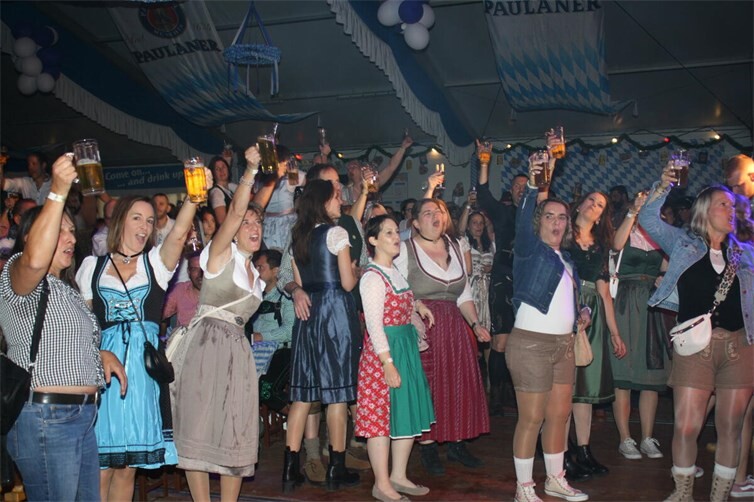 „Und dann die Krüge zum Himmel..!“ Von Beginn an war in der schmucken weiß-blauen Bierarena Superstimmung angesagt.